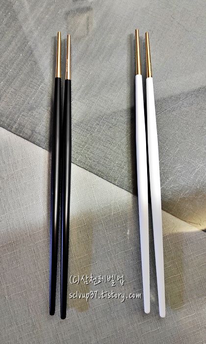 다이소 티타늄 골드 고급 젓가락 블랙과 화이트 개봉 후 정면