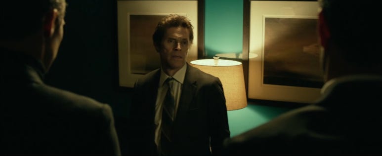 의미심장한 표정으로 서 있는 저격수 마커스, 그의 선택은?