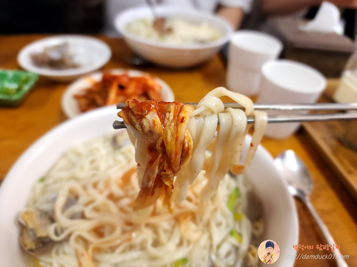 손칼국수 김치와 함께 한 젓가락