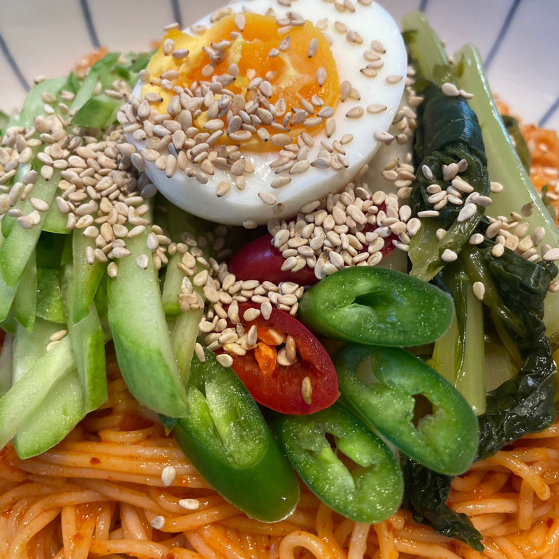 비빔국수 황금레시피 - 양념장 만드는법 총정리, 사람이 직접 요리하는 과정을 통해 레시피 소개