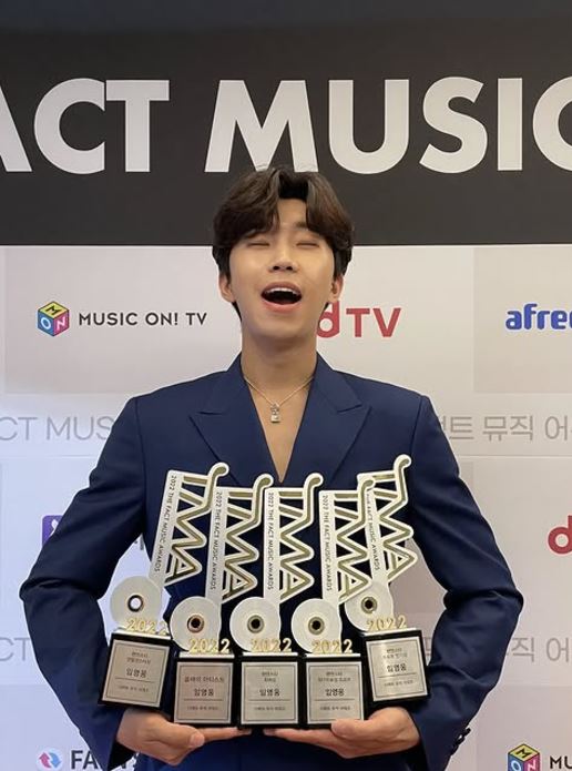 가수 임영웅, 겨울 선행으로 따뜻한 마음 나눔 실천