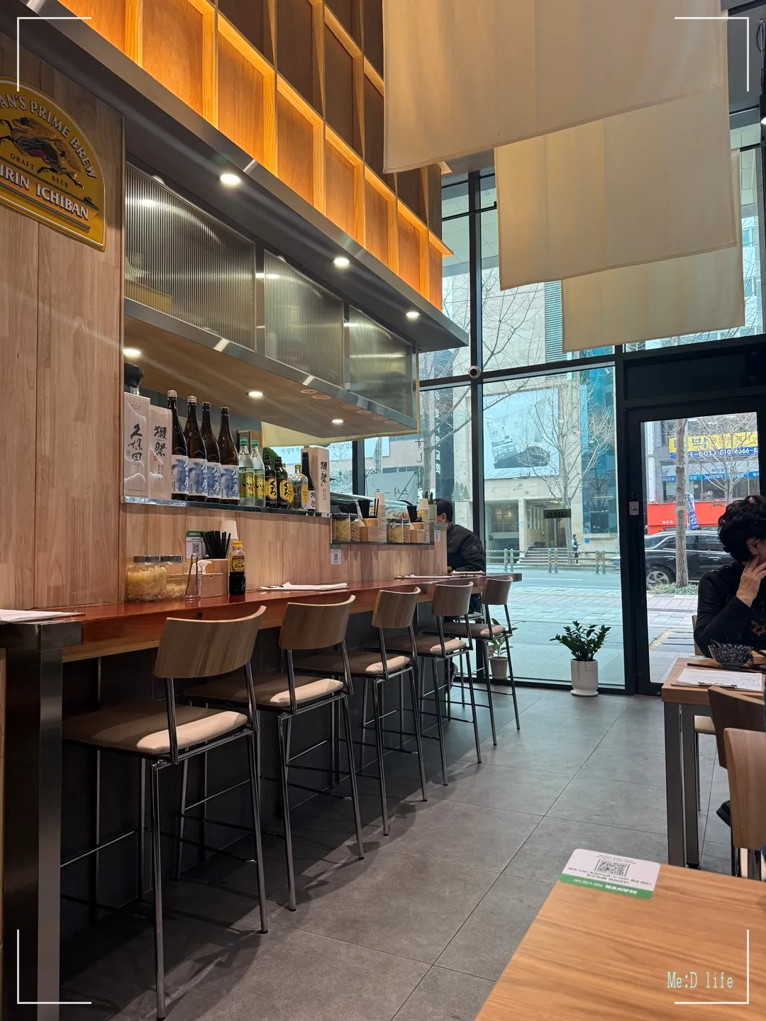 부산-광안리-수영역근처-스시두-초밥-우동-미역죽-초밥맛집-내부모습-1인자리-4인테이블