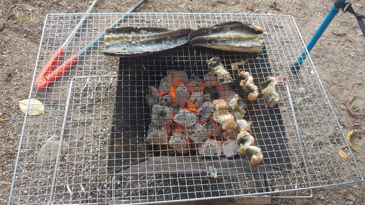 잘익은 장어를 가위로 자르고 뒤집은 모습