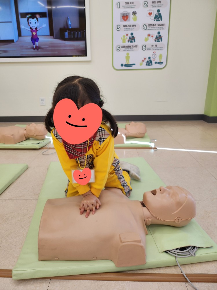 심폐소생술을 하는 아이
