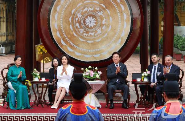 이 대통령 탕롱황성 친교 행사와 태극기 패션 외교의 핵심 정리: 베트남 순방 마무리
