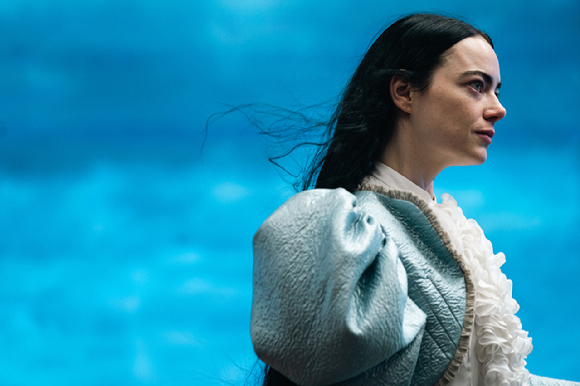 배우 엠마 스톤이 영화 '가여운 것들'에서 열연을 펼치고 있다. [사진=월트디즈니 컴퍼니 코리아]