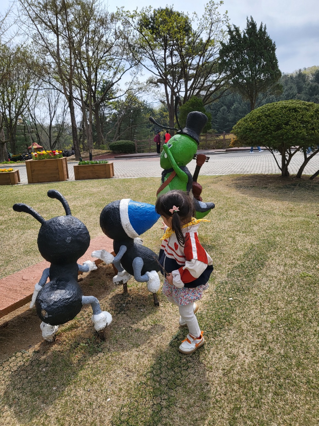 개미 조형물과 아이