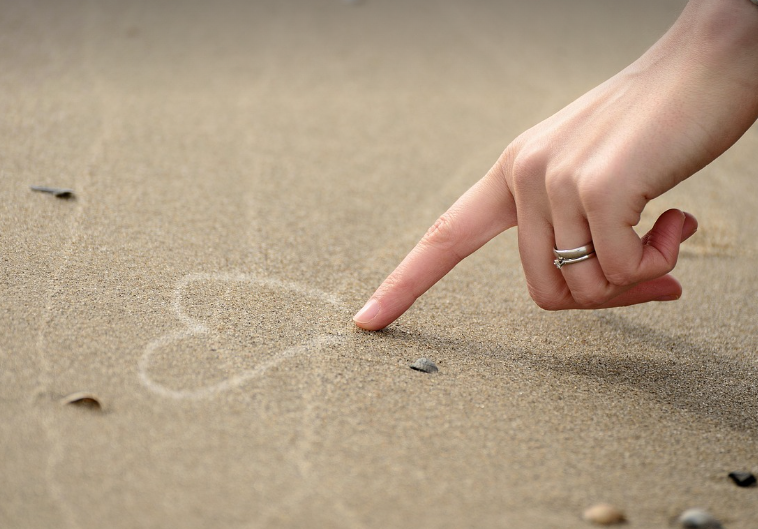 바닥에 하트를 그리는 손사진