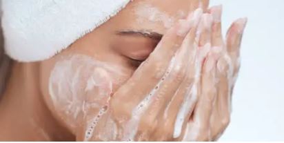 세수하는 여성 사진