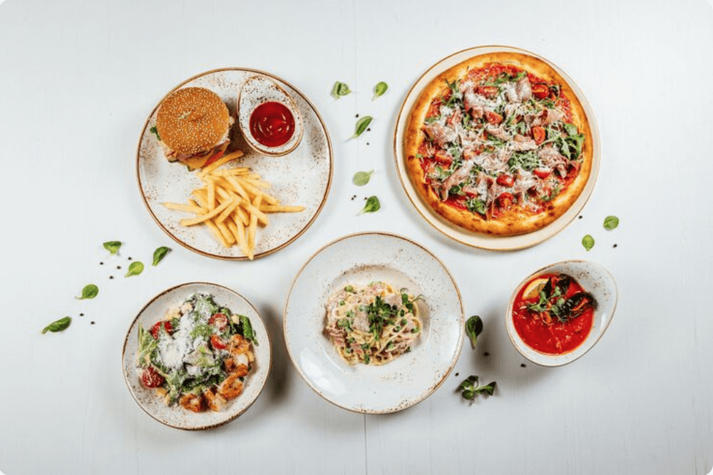 피자와 감자튀김 등 인스턴트 음식들