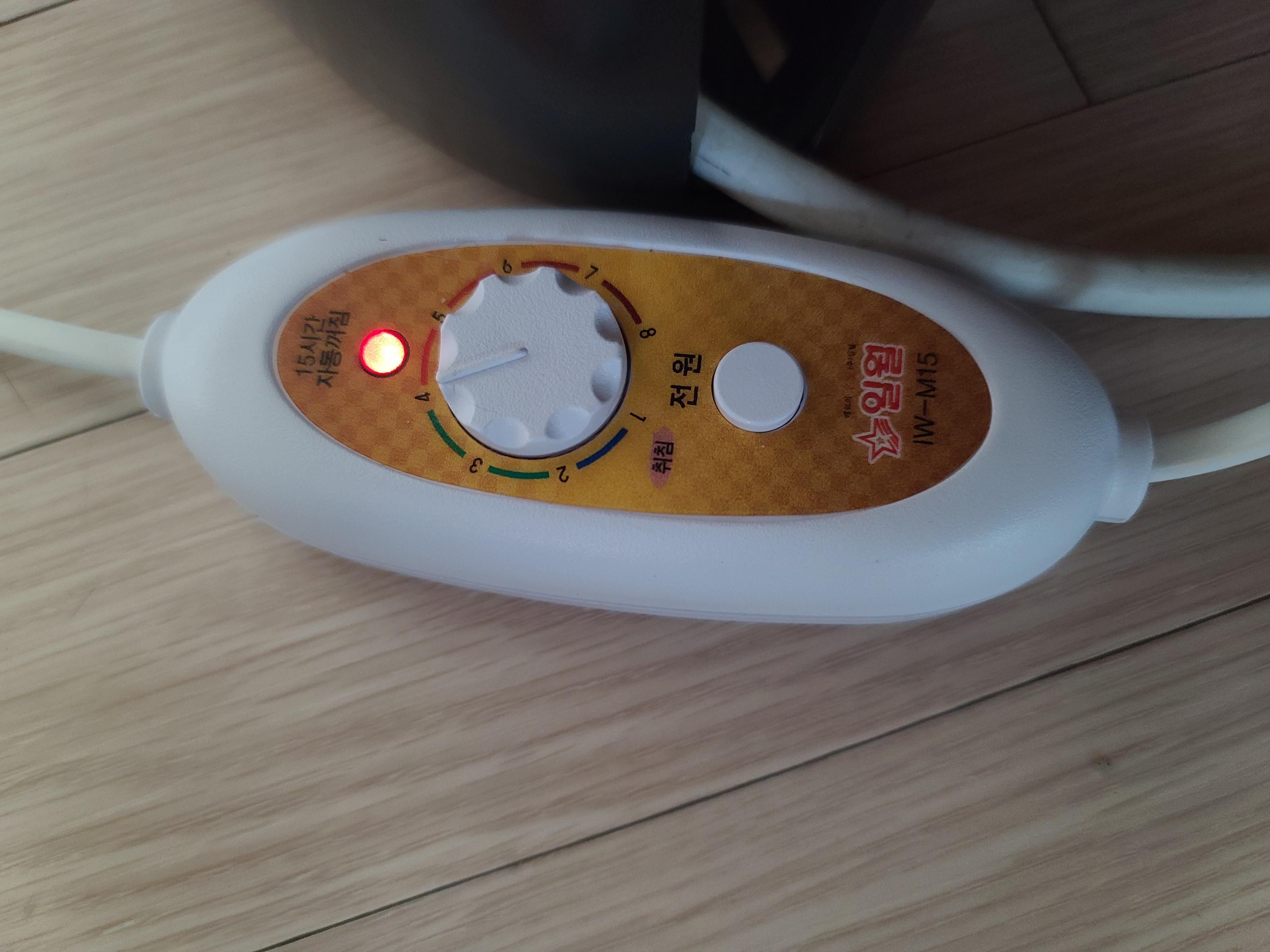 앞발 찜질하는 고양이