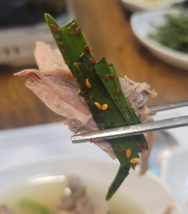 백숙엔 역시 부추무침이죠! 백숙 안에도 부추가 가