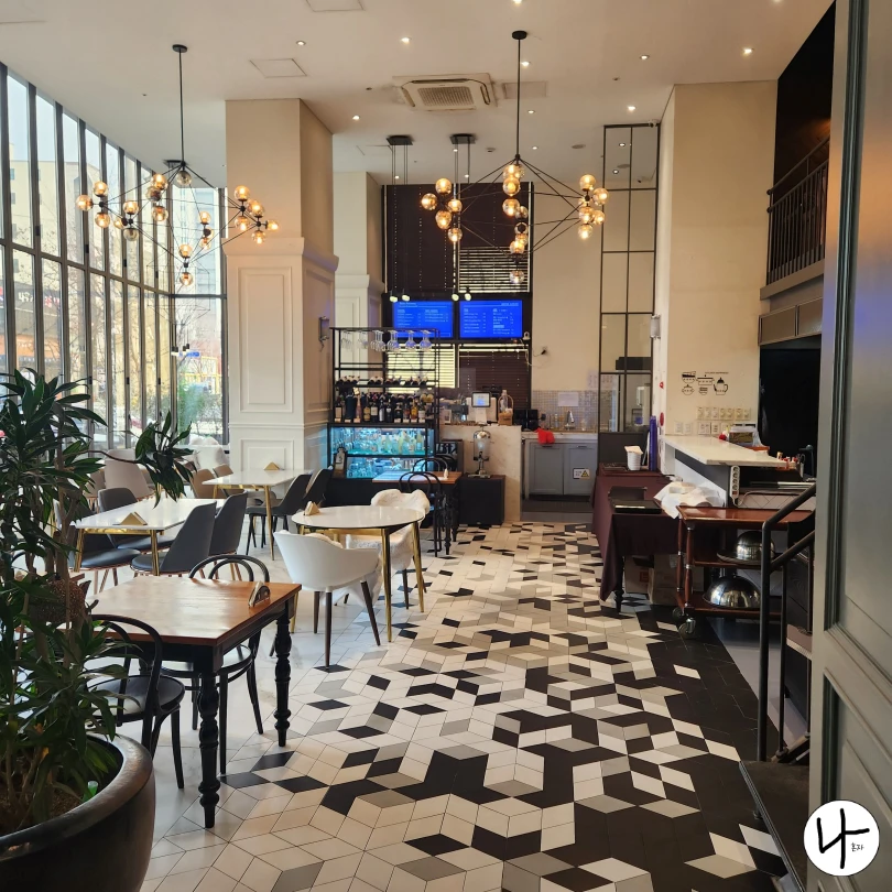 여러-개-책상과-의자가-있는-레스토랑