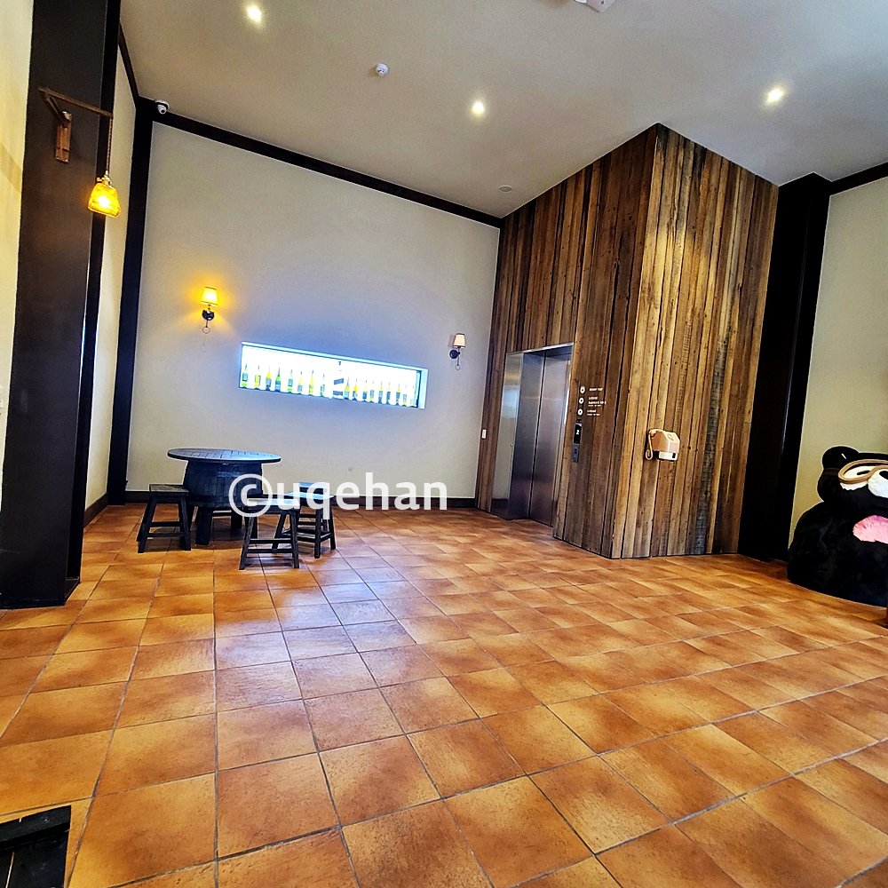 카페 럿지 3층에 테이블 1개와 의자가 있다.