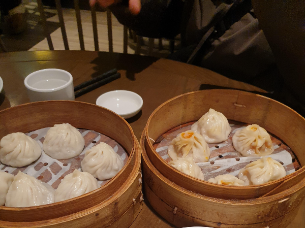 왼쪽이 샤오롱바오 오른쪽이 게살 매운 만두다. 각각 6개씩 들어있다.