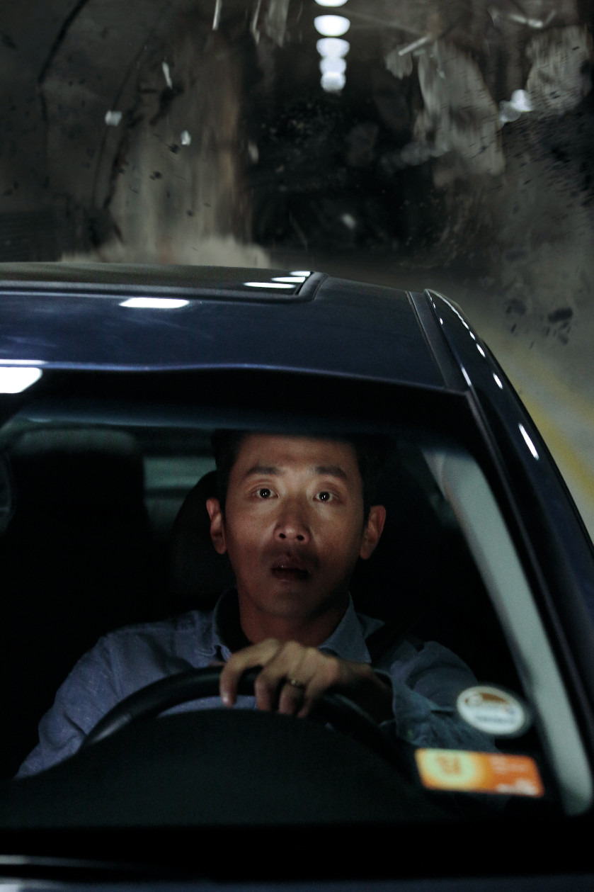 한 남자의 고립, 시스템의 공백, 그리고 끝내 도달한 목소리 — 영화 '터널'