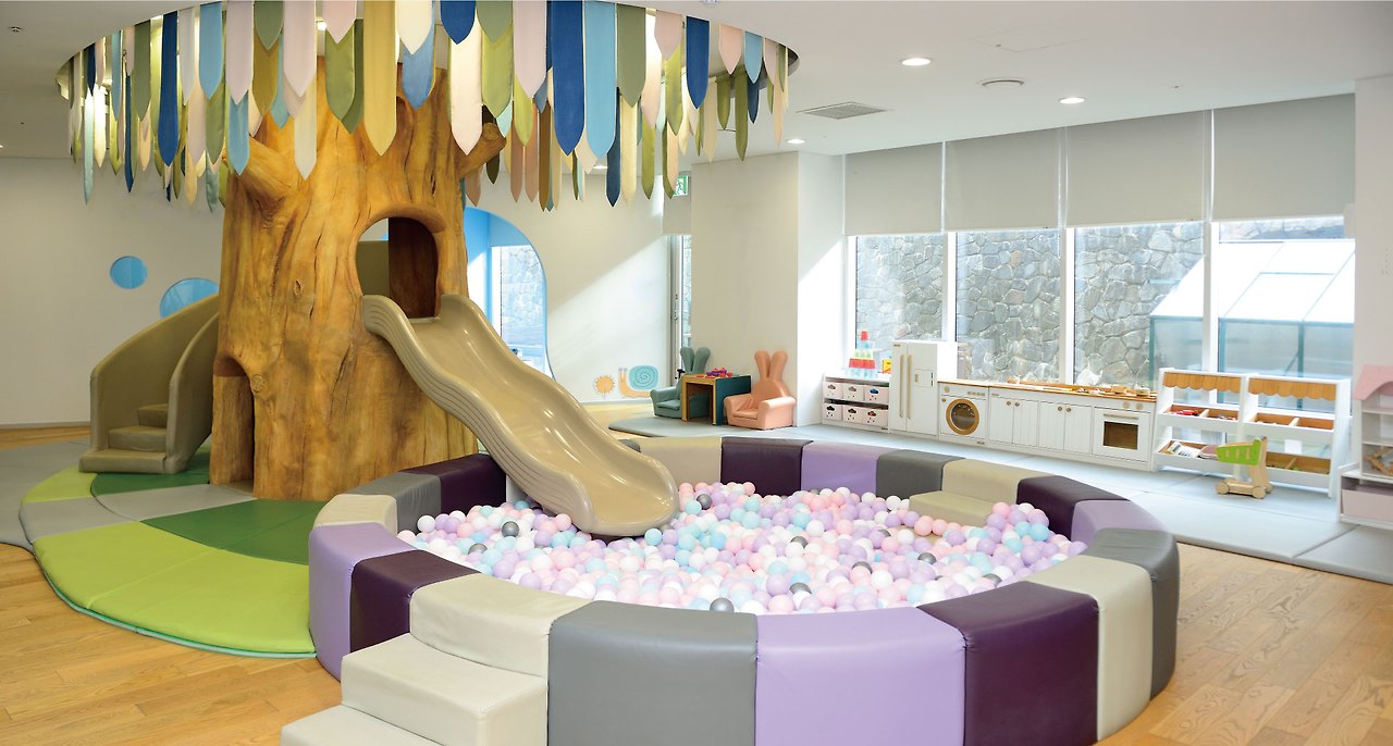 실내놀이터 나무를 이용한 미끄럼틀이 재밌어 보인다.