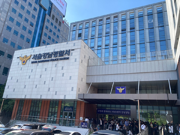 음주 뺑소니 혐의를 받는 가수 김호중이 조사를 받기 위해 21일 오후 서울강남경찰서에 비공개 출석했다. 사진은 강남경찰서 전경. [사진=이미영 기자]