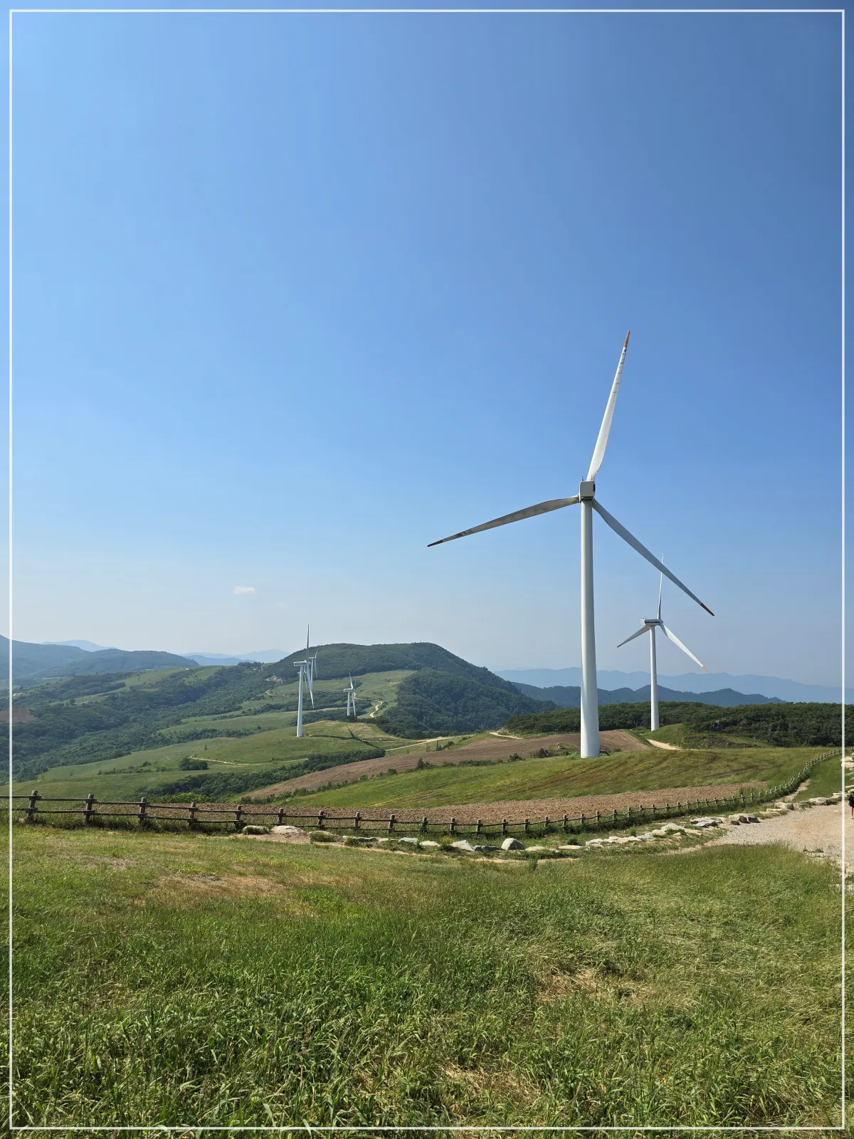 산정상_푸른초원_풍차_파란하늘