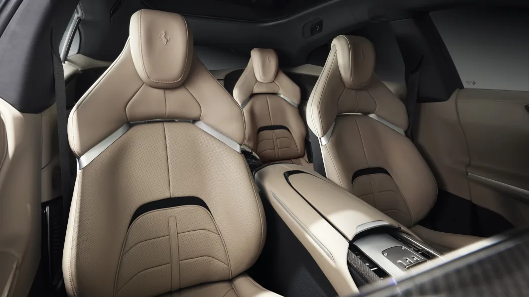 페라리 역사상 최초의 4 도어 4인승 SUV 푸로산게