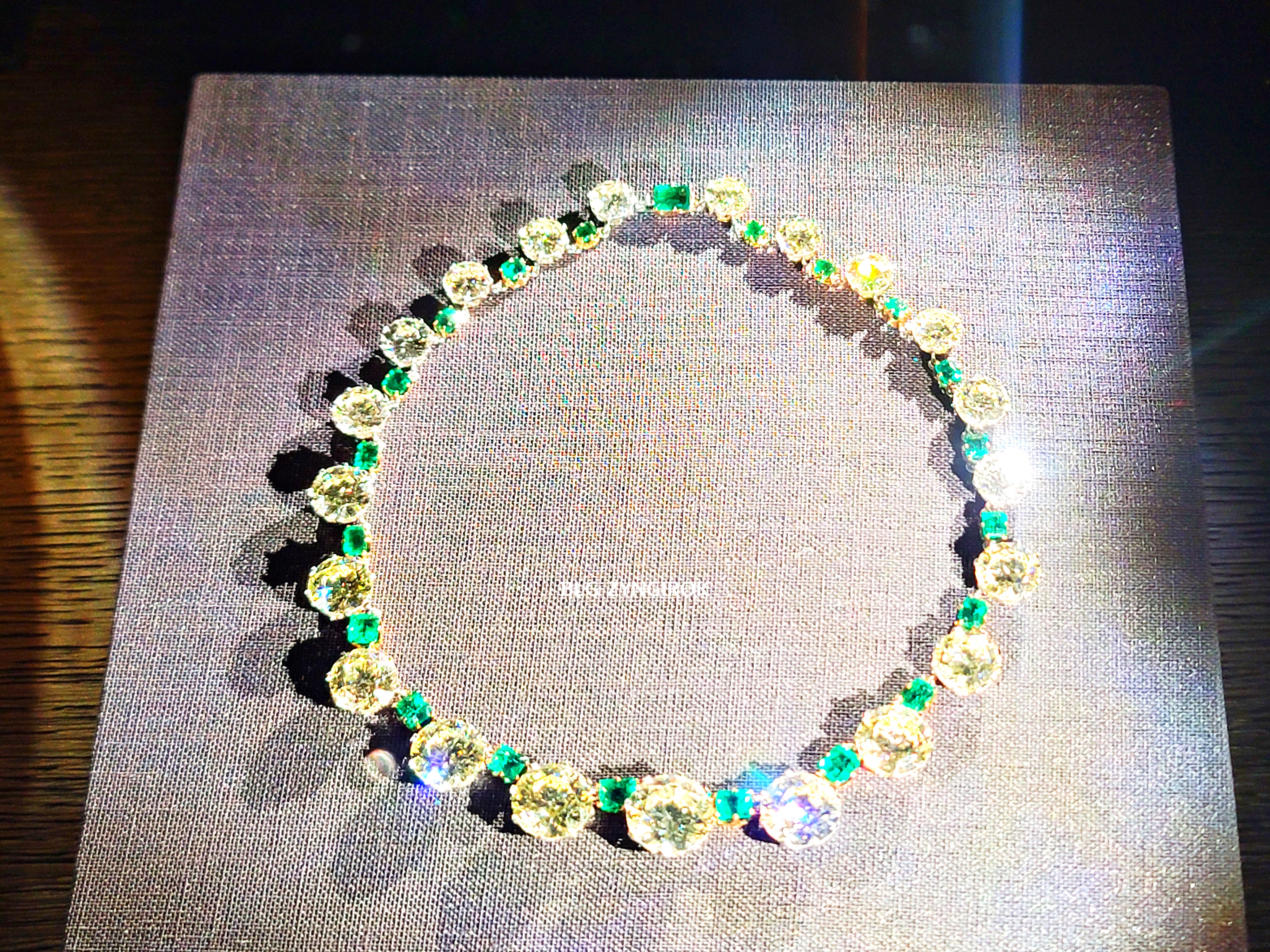 롯데타워 - 롯데뮤지엄 고혹의 보석 매혹의 시간 - 아르데코와 그 이후 전시품 모습이다.