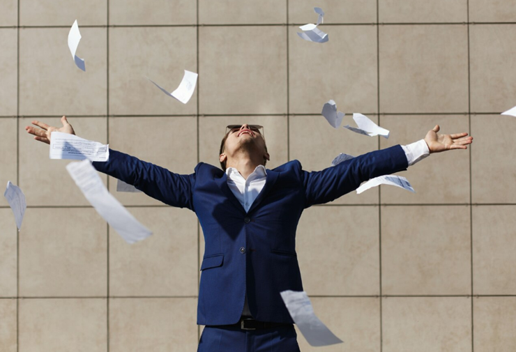 영수증을 뿌리는 남자