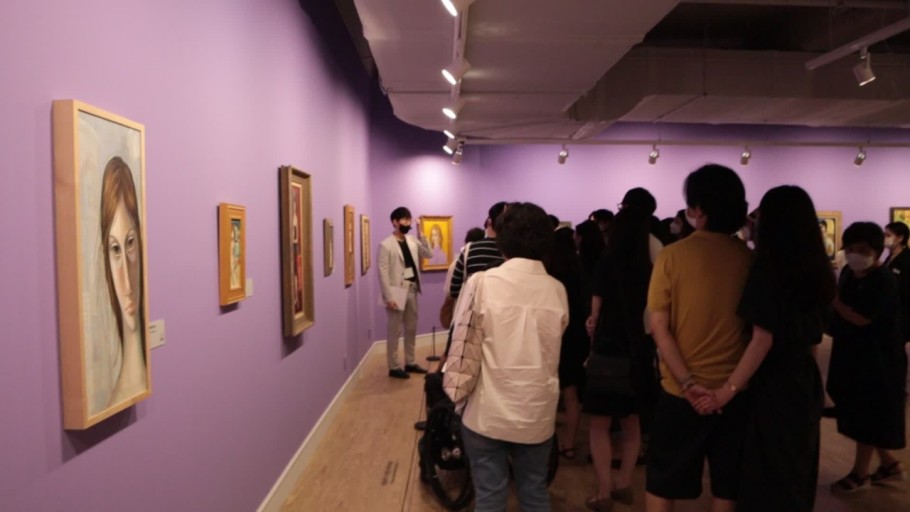 도슨트가 미술작품에 대해 설명하고 있다