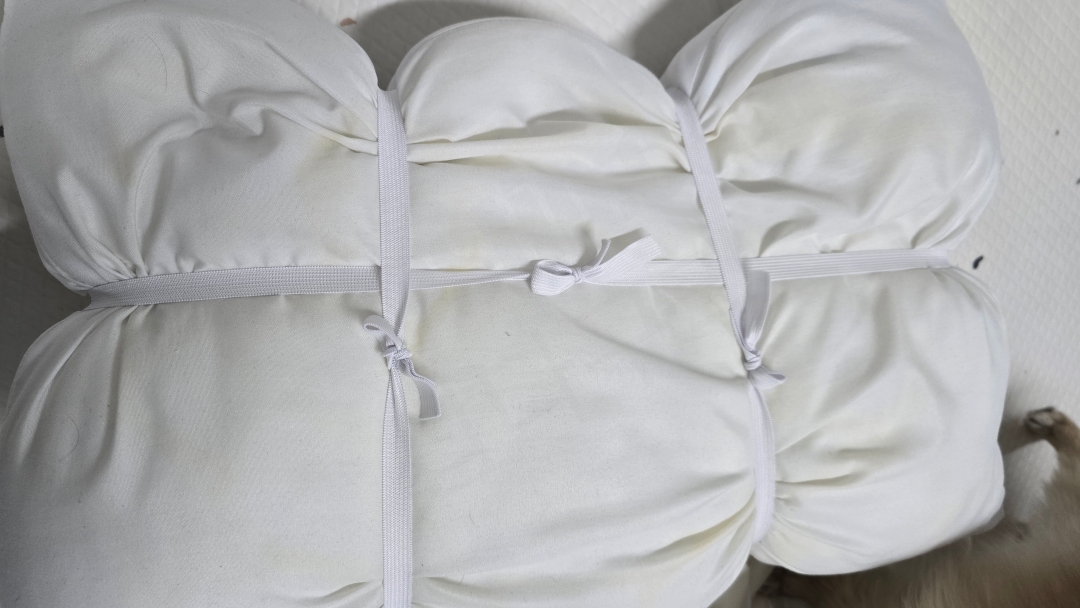 베개 솜이 뭉치지 않도록 고무줄로 묶은 모습