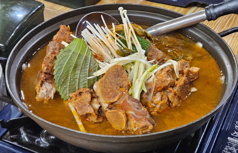 생생정보 족발 보쌈 매운족발 감자탕 무한리필 1인 14000원 인천 중구 신포역 우현족발 냉채족발