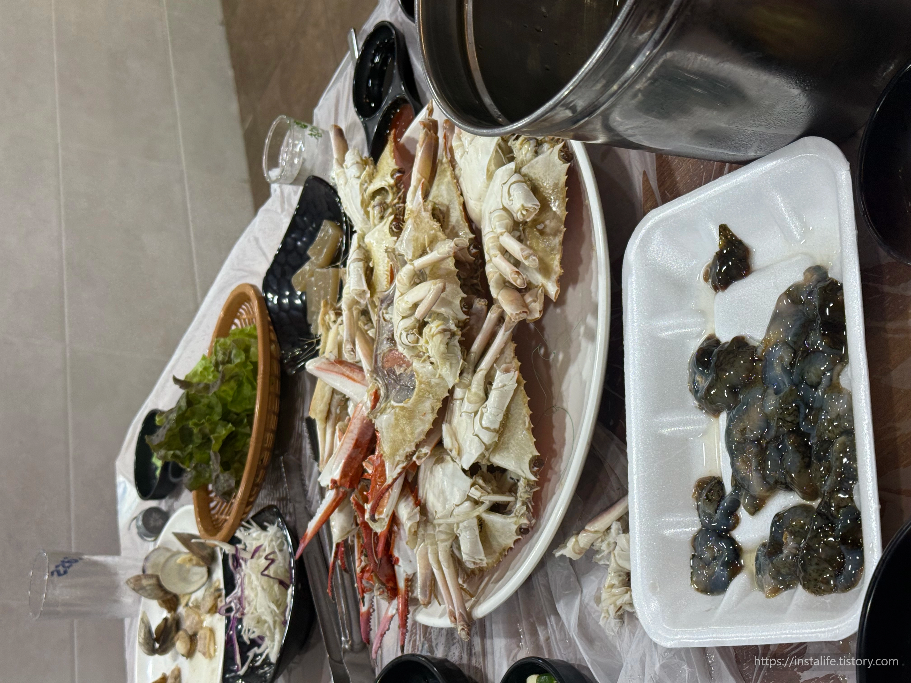 왼쪽 위부터 꽃게&amp;#44; 대하&amp;#44; 농어&amp;#44; 해삼 입니다. 