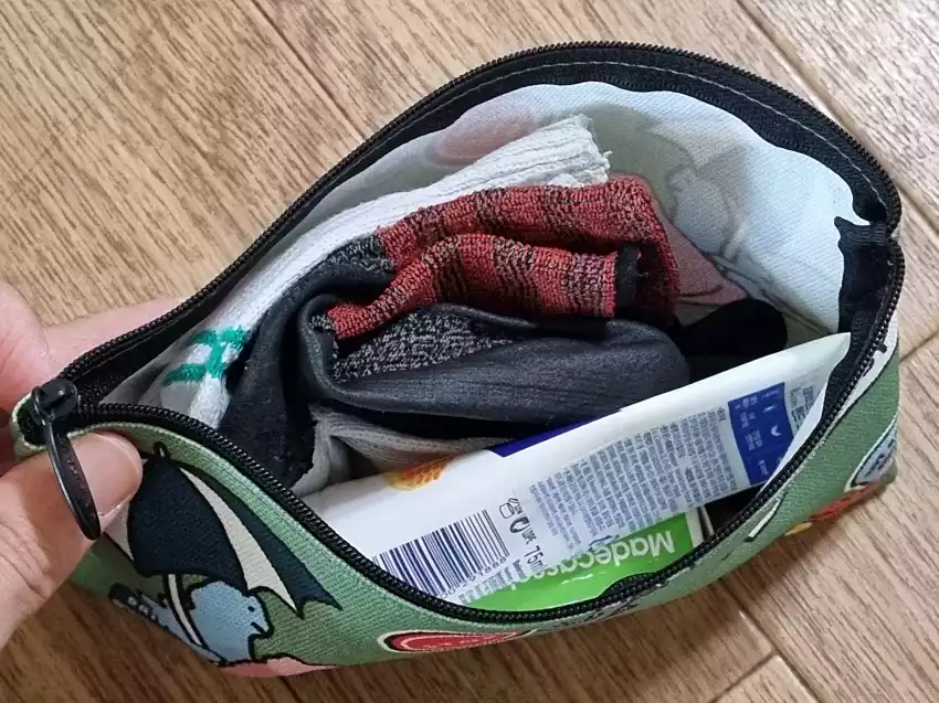 파우치에 야간 근무 휴대품을 담아둔 모습입니다.