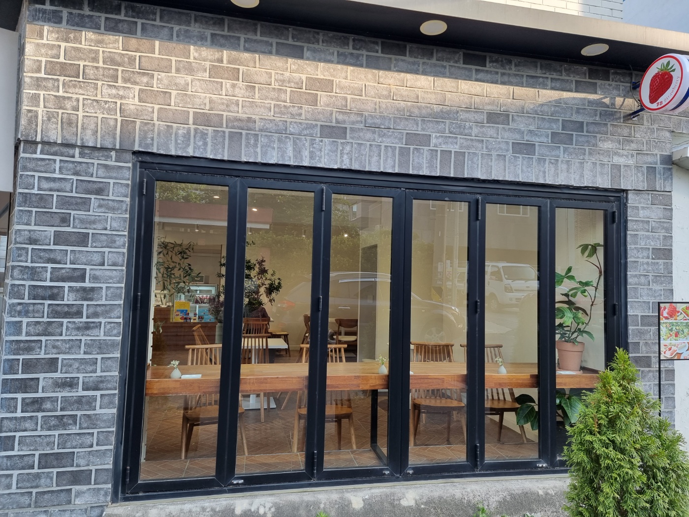 밖에서 보는 안이 모습입니다. 밝고 깔끔한 내부 모습이에요.