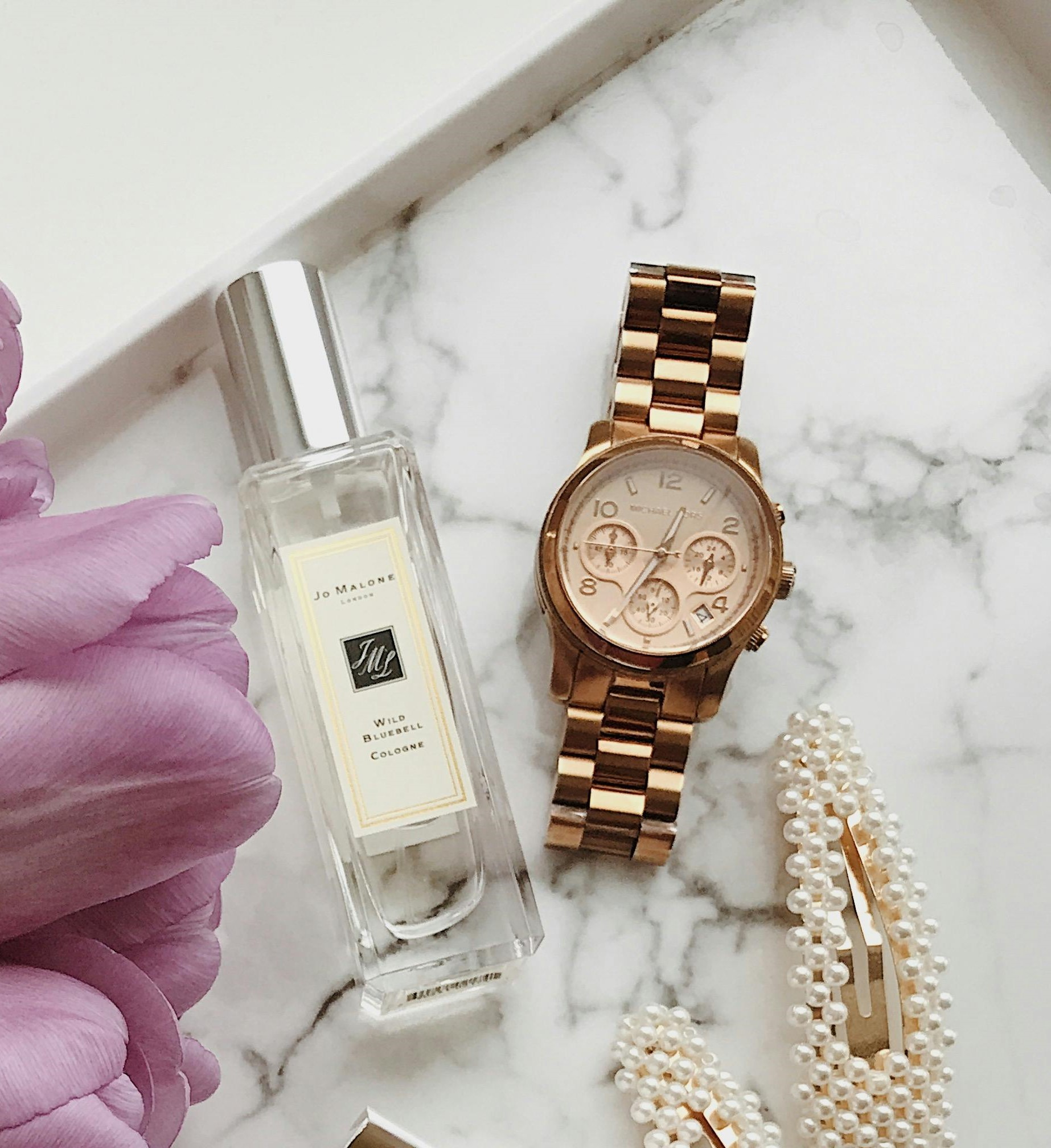 해외직구 면세 예외 품목을 상징하는 이미지로, 향수&middot;시계&middot;보석 액세서리가 함께 놓여 있다. 금액과 상관없이 세금이 부과되는 품목들을 시각적으로 표현함.