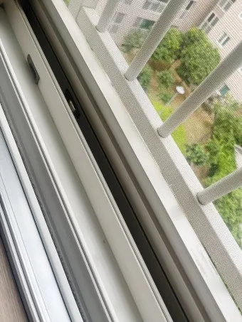 창틀 먼지 진공청소기 솔브러시와 물티슈로 닦는 순서_21