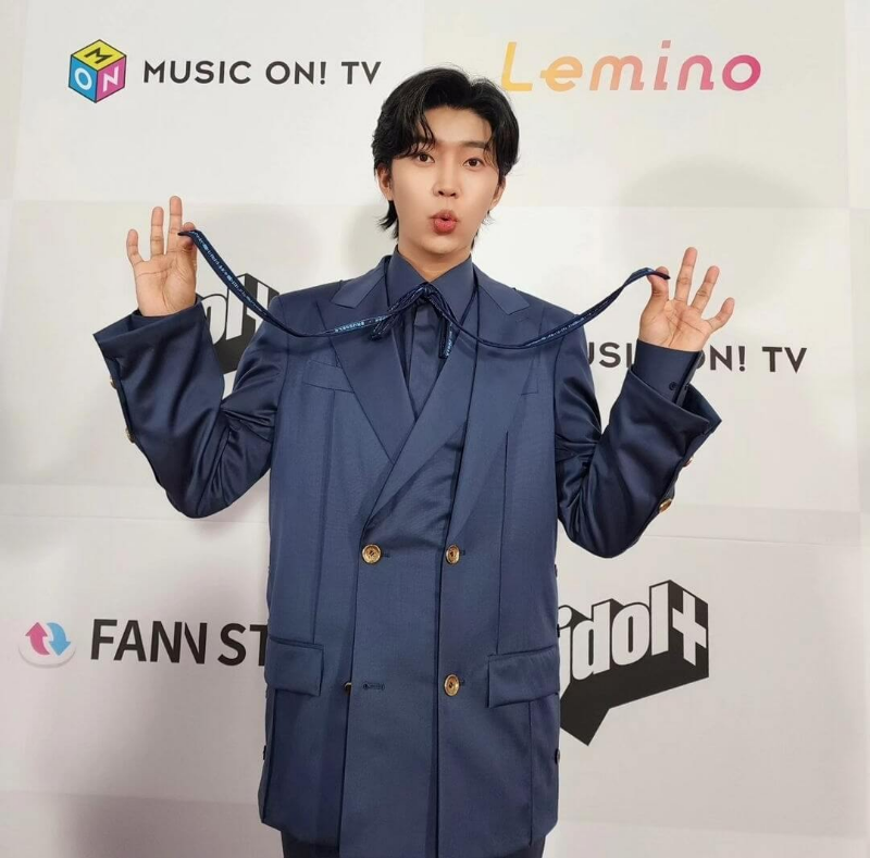 넥타이를-양손으로-잡는-포즈인-임영웅