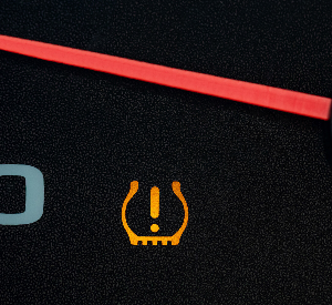 타이어 공기압 부족을 알리는 경고등 표시