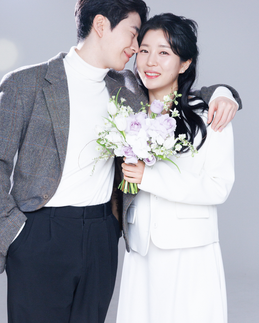 천안사진관 순백스튜디오 커플 프로필사진, 신부동 스튜디오 블루 배경 컨셉으로 촬영한 신랑신부 프로필사진 예시