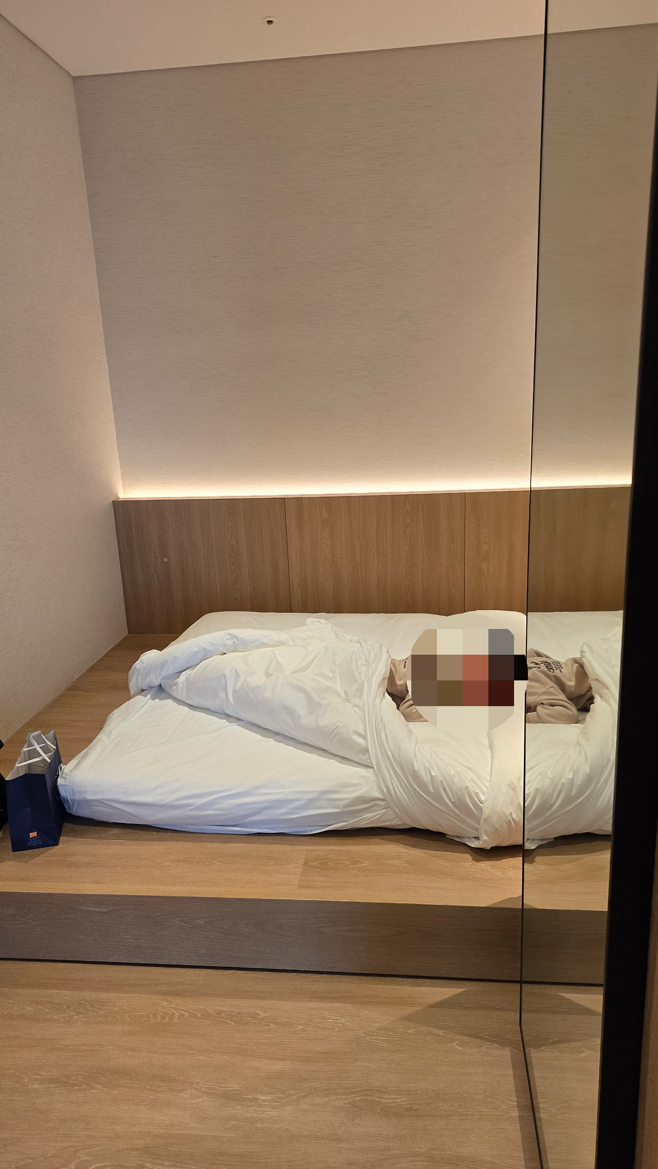 신라 모노그램 호텔 객실의 넓은 킹사이즈 침대와 모던한 인테리어 전경