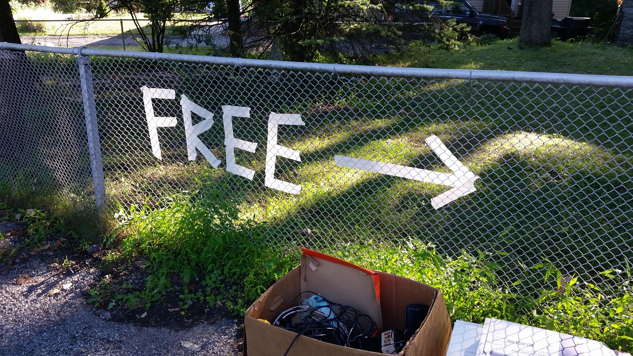 FREE라고 철조망에 붙여져 있고, 오른쪽을 가리키는 화살표가 함께 표시되어 있음.