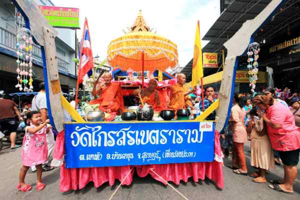 착프라 축제 &amp; 보트 레이스 (Chak Phra Festival &amp; Boat Races)