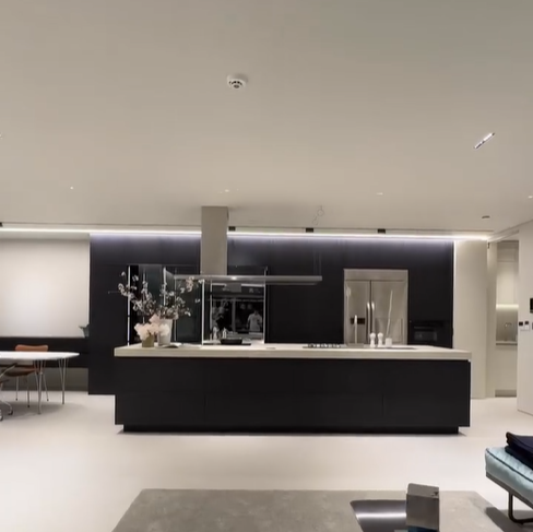 전면에서 바라보는 주방, 고급진 인테리어 구조로 되어 있다,