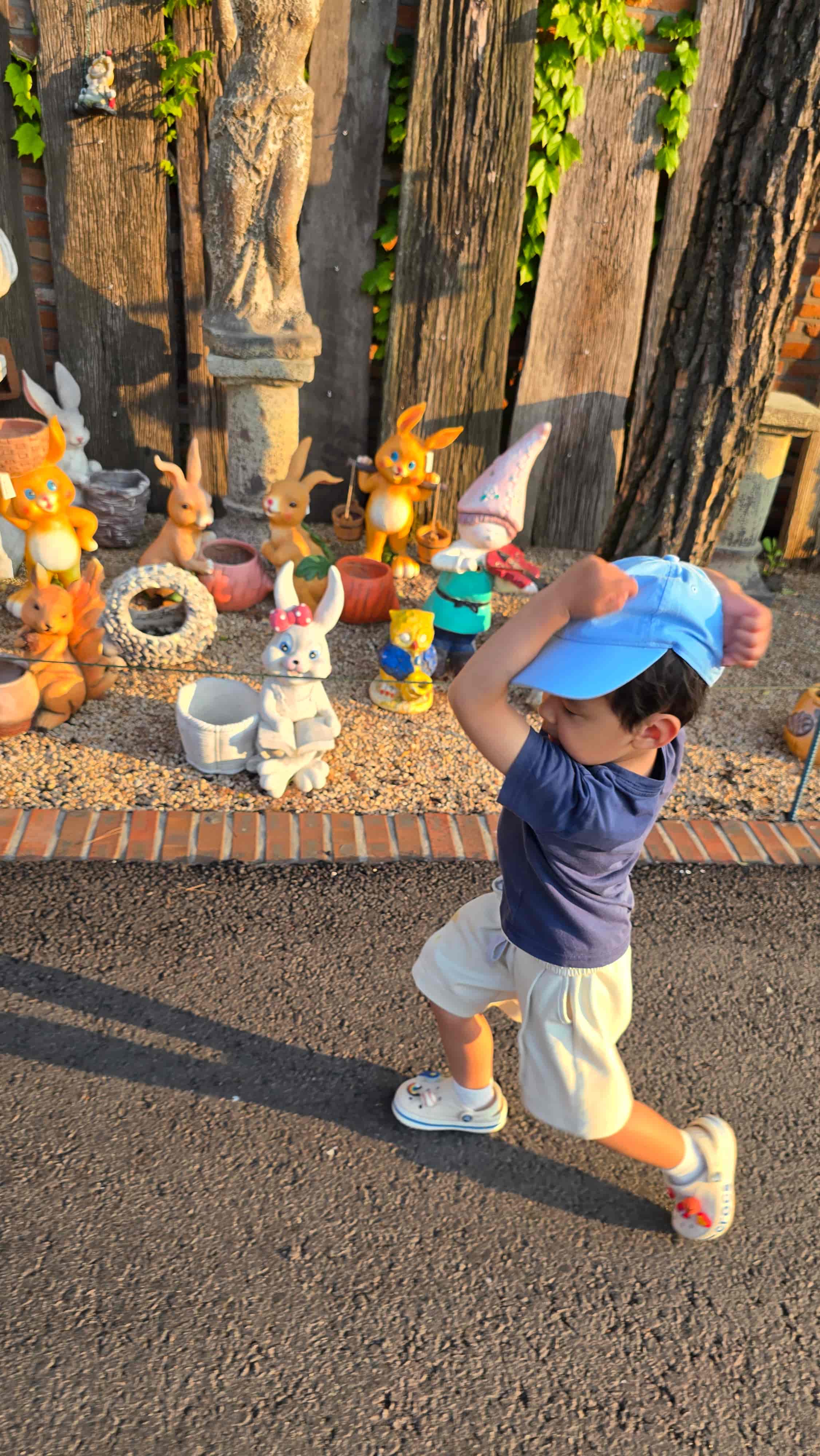 이진상회 베이커리 공원 조각상에서 신나하는 아이의 모습 사진-2