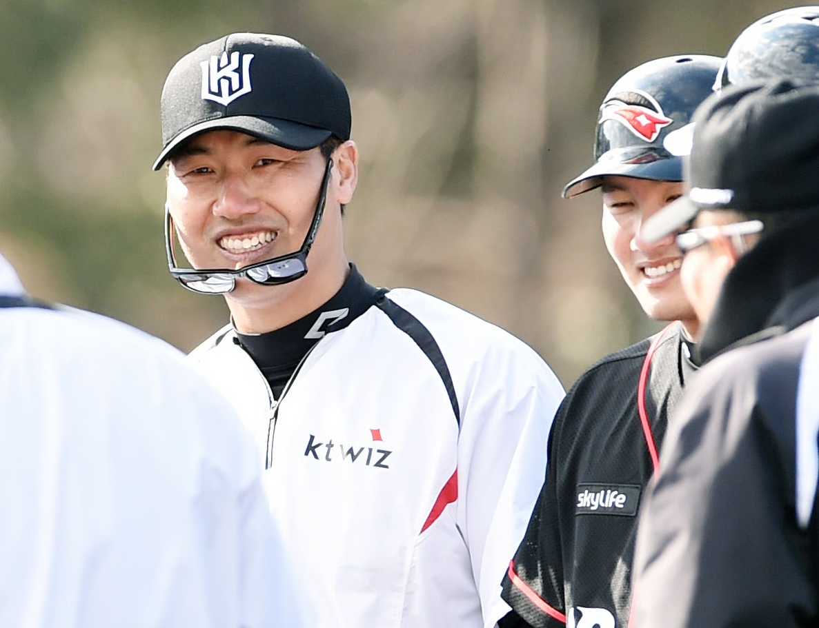 '최강야구' 수석코치로 장성호 합류