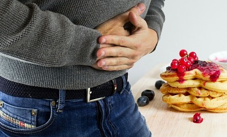 배를-잡고있는-남성