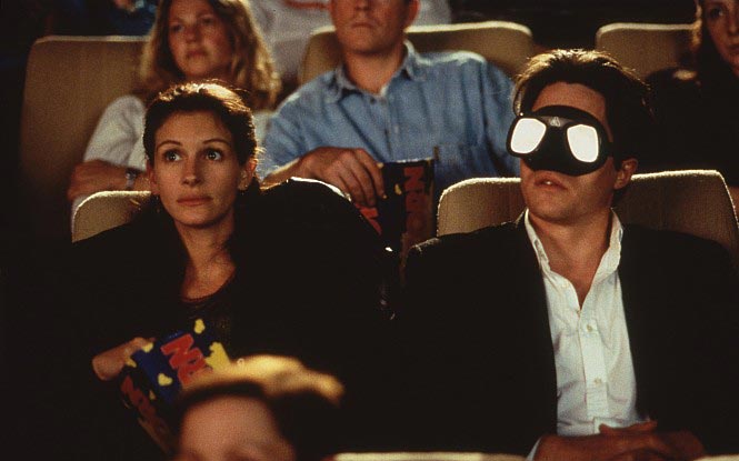 주인공 애나 스콧(줄리아 로버츠)과 윌리엄 태커(휴 그랜트)가 함께 영화를 보고 있다.