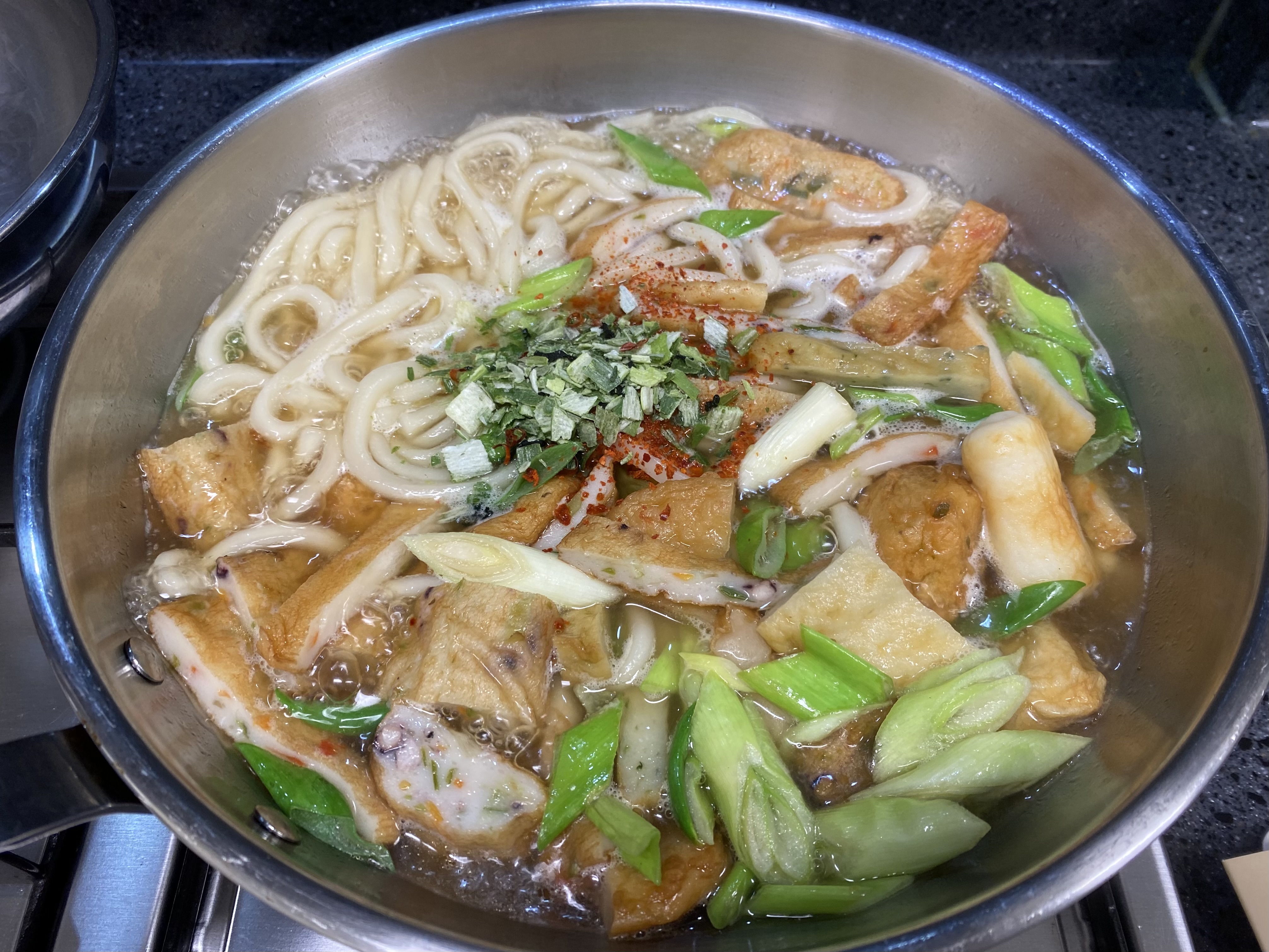 건더기스프와 고추가루를 넣은 프리미엄 어묵 우동