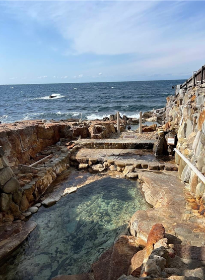 파도 소리를 품은 노천탕, 사키노유