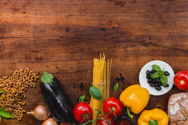 파프리카-토마토-올리브-마카로니-가지-등-몸에-좋은-다양한-음식이-테이블-위에-올려져-있다