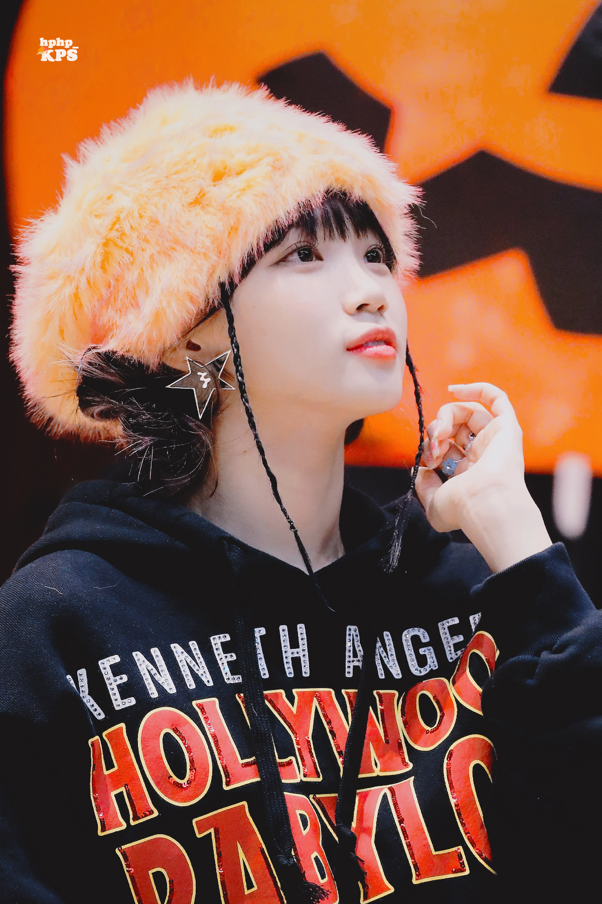 위를 올려다보는 김채원