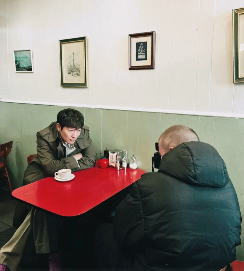 손석구 버버리&amp;#44; 손석구 패션&amp;#44; 버버리 트렌치코트&amp;#44; 2025 체크 트렌드&amp;#44; 버버리 윈드브레이커&amp;#44; 버버리 런던 패션위크&amp;#44; 남성 패션 트렌드&amp;#44; 버버리 캠페인&amp;#44; 버버리 런웨이 스타일